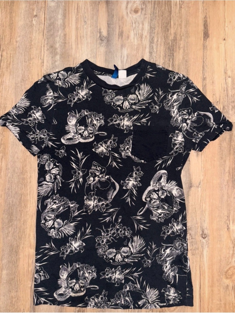 Divided Black Tee with White Floral Skull Print and Pocket Men’s XS